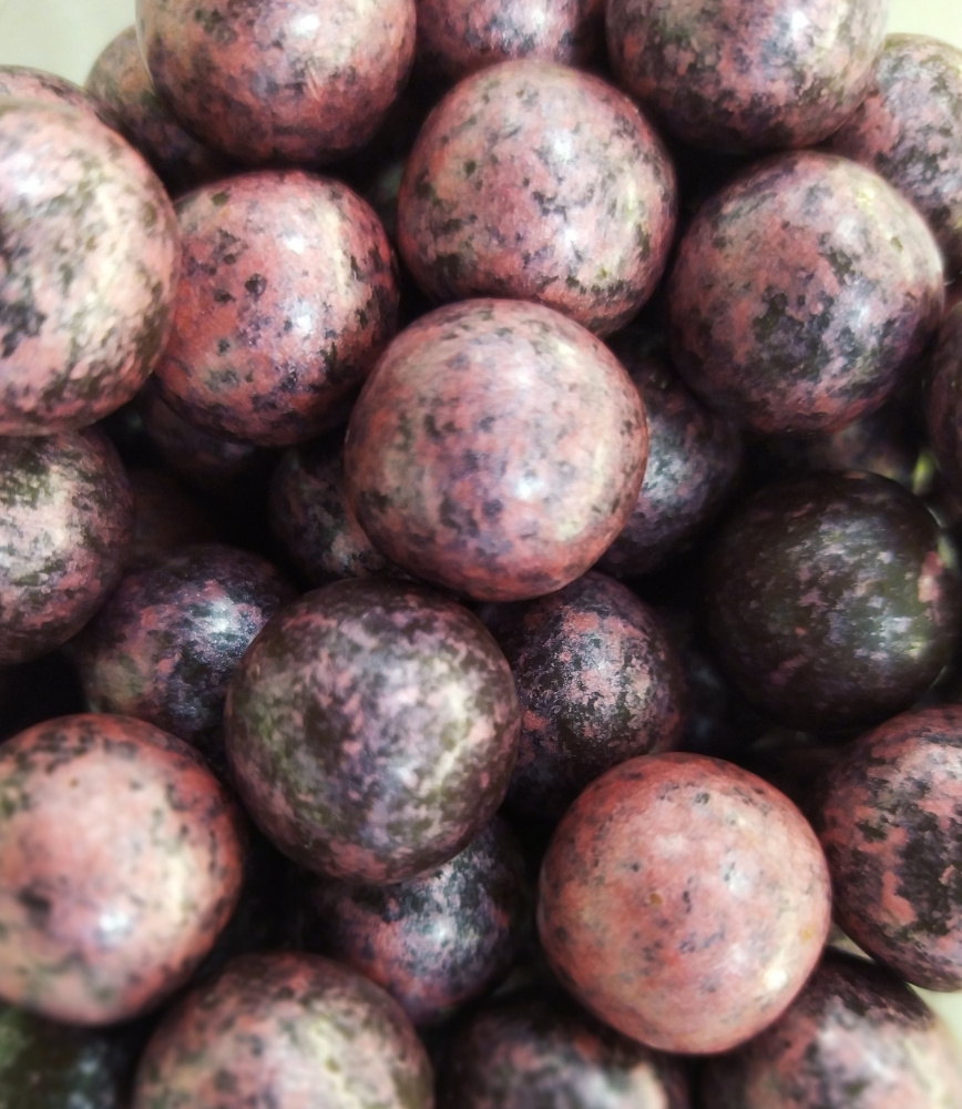 Драже-мармелад со вкусом вишни в темной шоколадной и серебристой глазури.КДВ